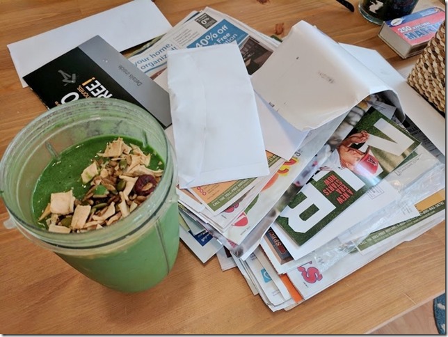 green smoothie and mail (800x600)