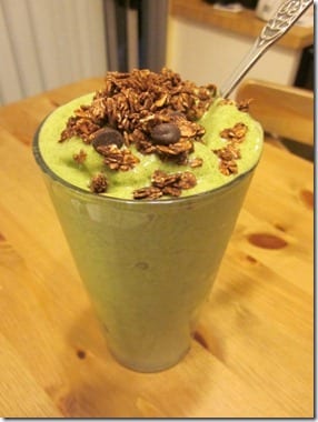 green smootie with granola