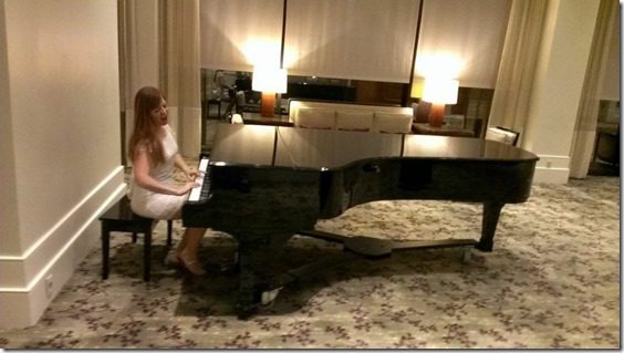 playing the piano all fancy like (800x450)