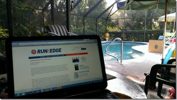 blogging poolside (800x450)