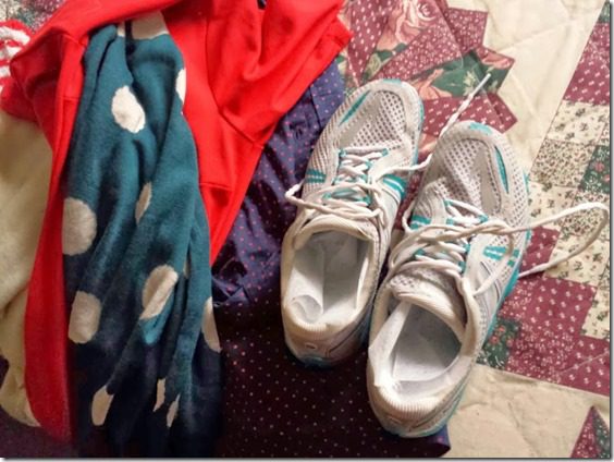 dryer sheets in running shoes packing trick (668x501)