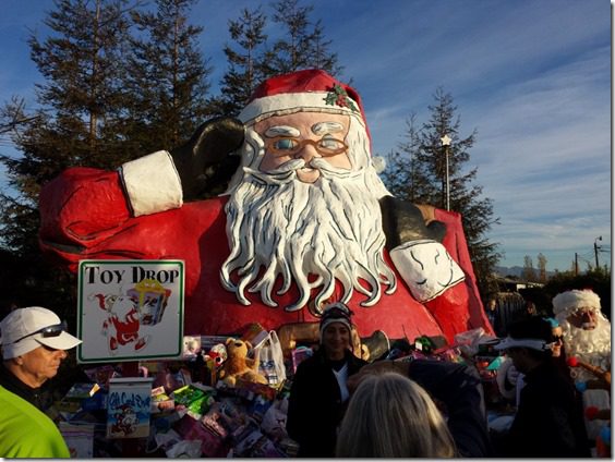 santa to the sea half marathon toy drop big santa clause (800x600)