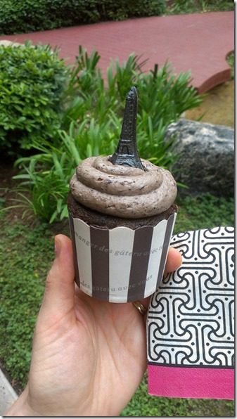 cupcake with oreo in it (450x800)