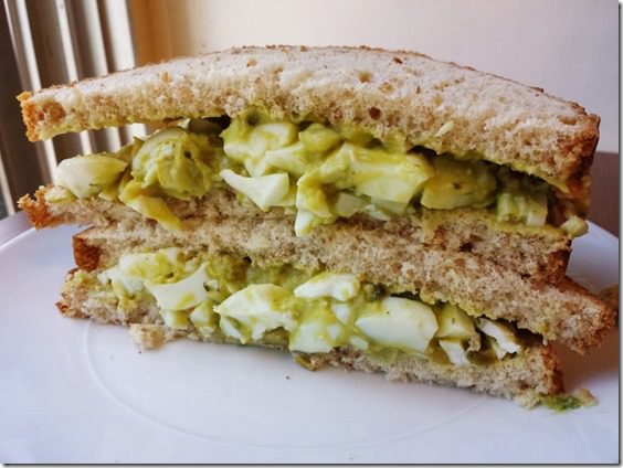 egg salad sandwich with avocado (800x600)