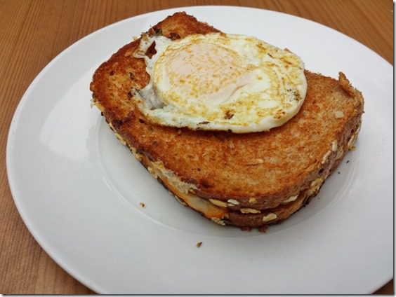 grilled cheese with egg on top before cutting (800x600)