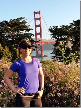 running across gg bridge scenic photo op (600x800)