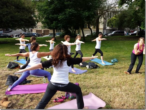 yoga in the park (800x600)