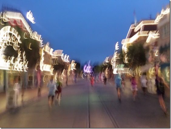 disneyland 10k race main street (800x600)