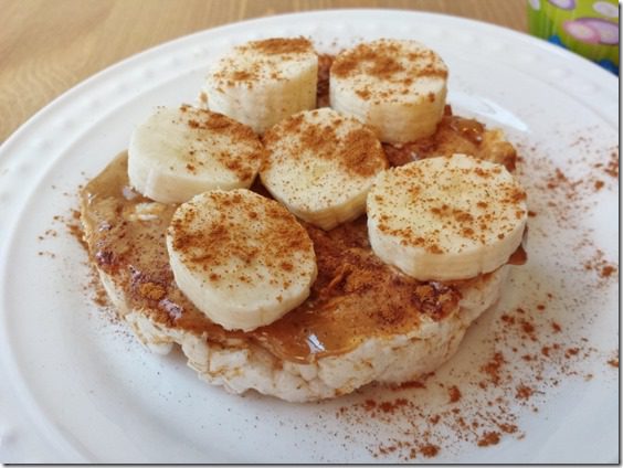 pb and banana on rice cake before workout (800x600)