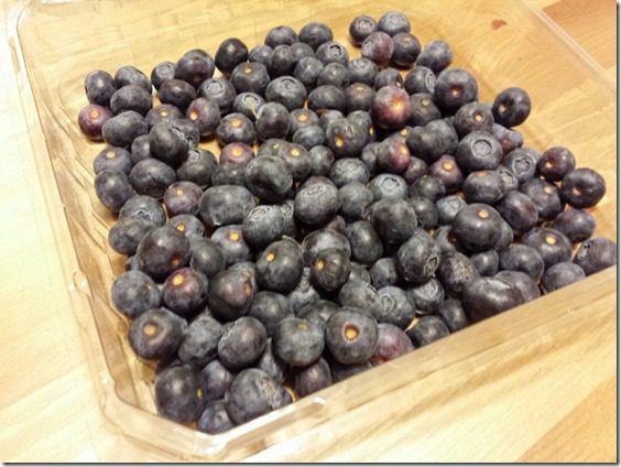 early morning breakfast blueberries (800x600)