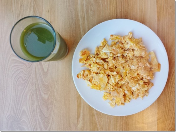 green juice and eggs (800x600)