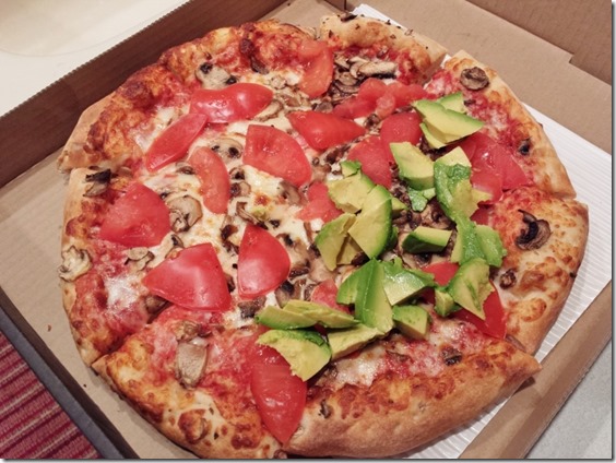 putting avocado on pizza (800x600)