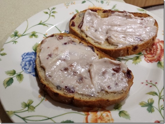 cranberry walnut bread with cream cheese (800x600)