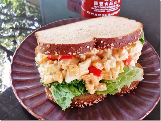 sriracha egg salad sandwich (800x600)