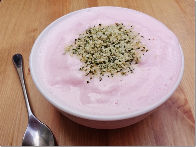smoothie in a bowl with hemp seeds (800x600)