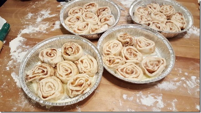 pioneer woman cinnamon rolls making (800x450)