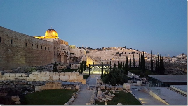 eating after the jerusalem marathon 3 (800x450)