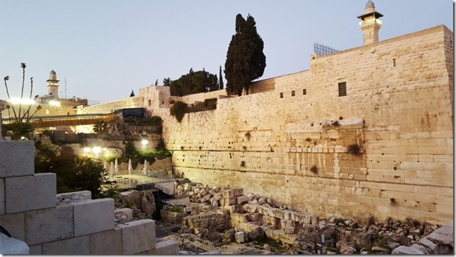 eating after the jerusalem marathon 4 (800x450)