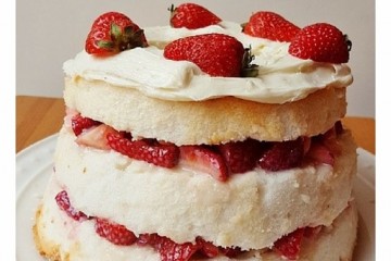 Easy Strawberries and Cream Cake Easy Strawberries and Cream Cake