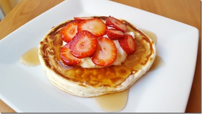 protein pancake with yogurt and strawberries (800x450)