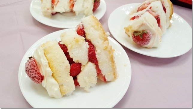 strawberries and cream cake recipe 27 (800x450)