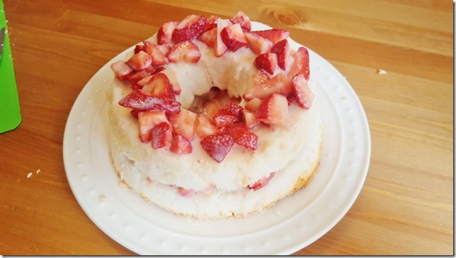 strawberries and cream cake recipe 5 (800x450)