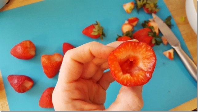 yogurt filled strawberries (800x450)