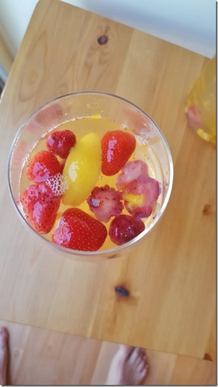 super easy white sangria recipe 3 (450x800)