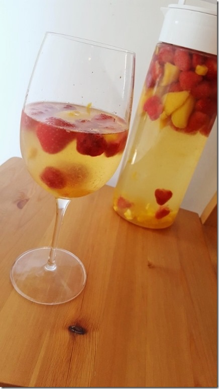 super easy white sangria recipe (450x800)