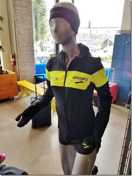 brooks running des linden jacket (436x582)