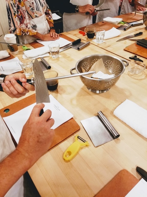 https://runeatrepeat.com/wp-content/uploads/2018/10/sur-la-table-knife-skills-cooking-class-101-a.jpg